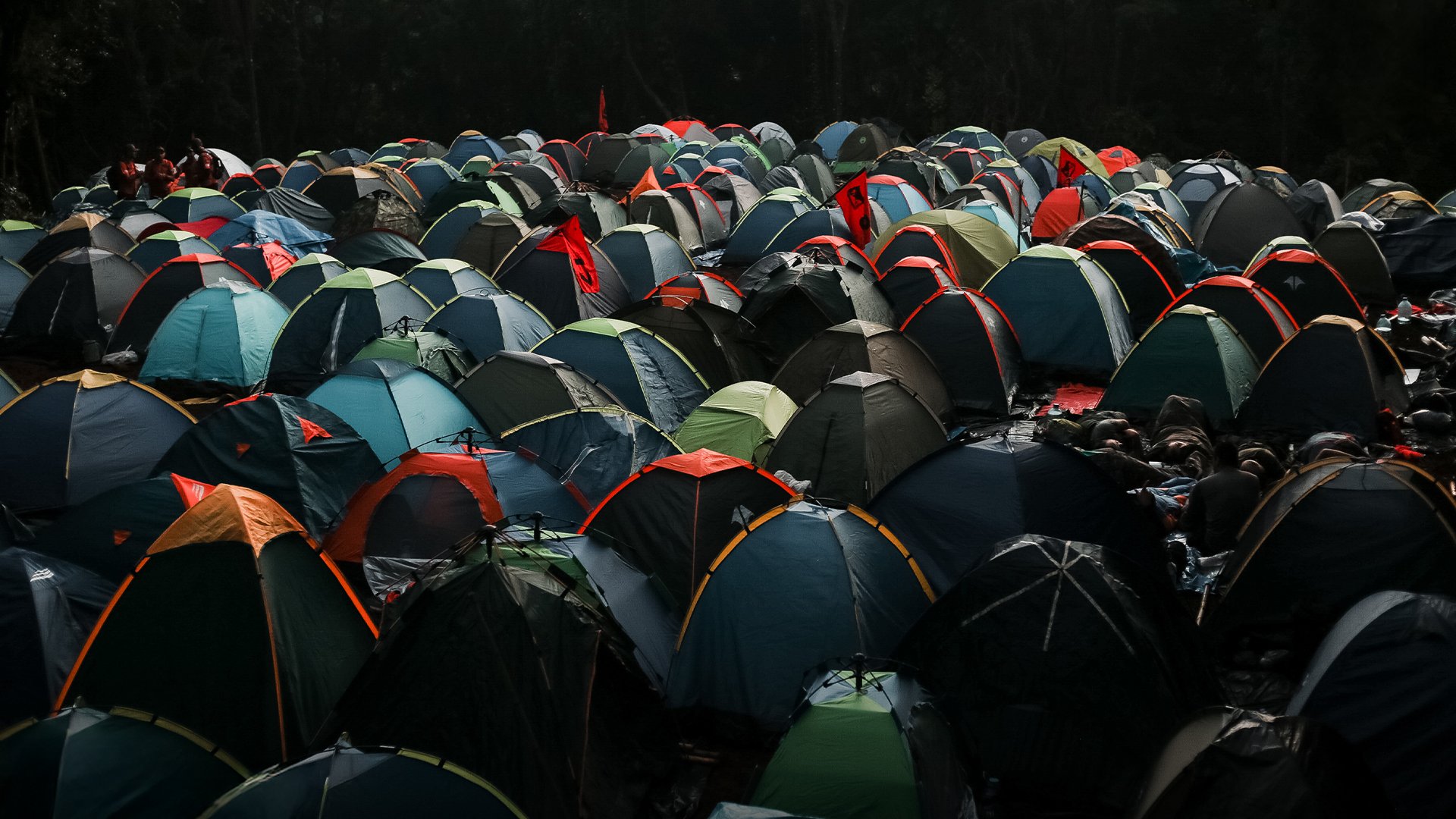 Campamento de carpas en la montaña